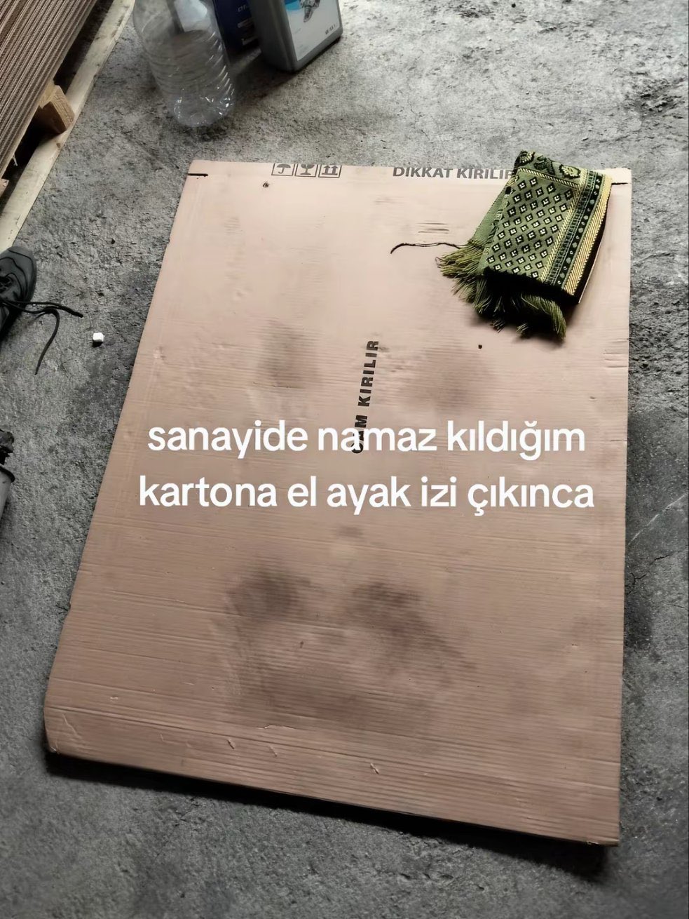 Sanayide çalışan bir genç, seccadesi kirlenmesin diye kartonun üzerinde namaz kılarken bıraktığı izleri, “Bu hayatta bırakabileceğin en…