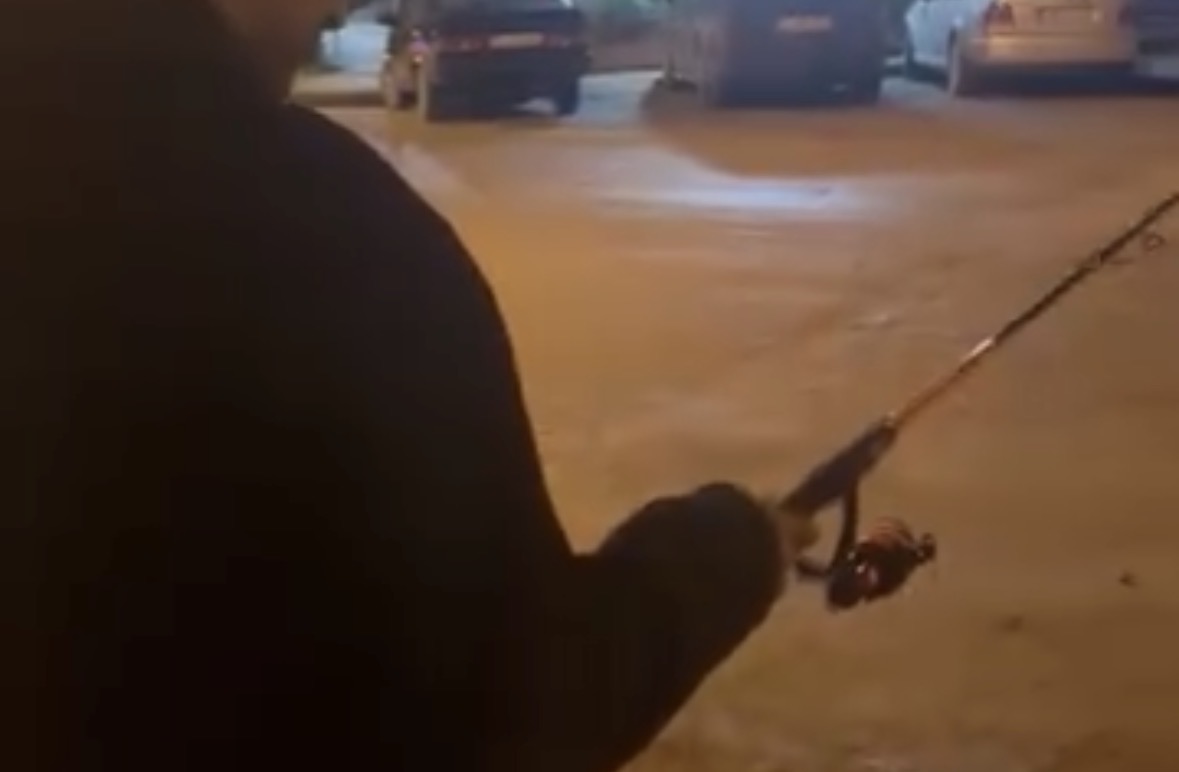 Kozcağız’da yola oltayı attı: görenler şaşırdı